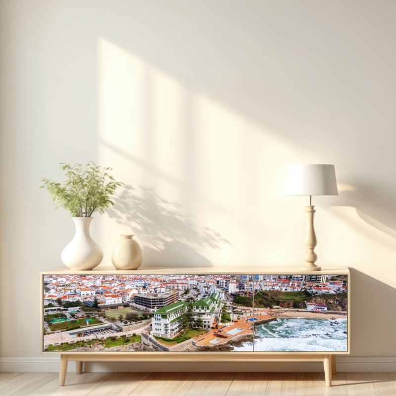 Naklejka repozycjonowalna widok z lotu ptaka na nadmorskie miasteczko z falami – Wallissimo® Naklejka repozycjonowalna widok z lotu ptaka na nadmorskie miasteczko z falami – Wallissimo®
