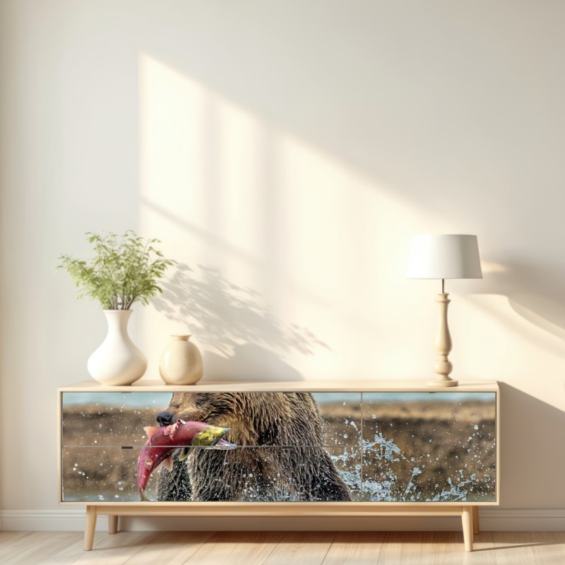 Naklejka repozycjonowalna niedźwiedź łapiący łososia w rzece – Wallissimo® Naklejka repozycjonowalna niedźwiedź łapiący łososia w rzece – Wallissimo®