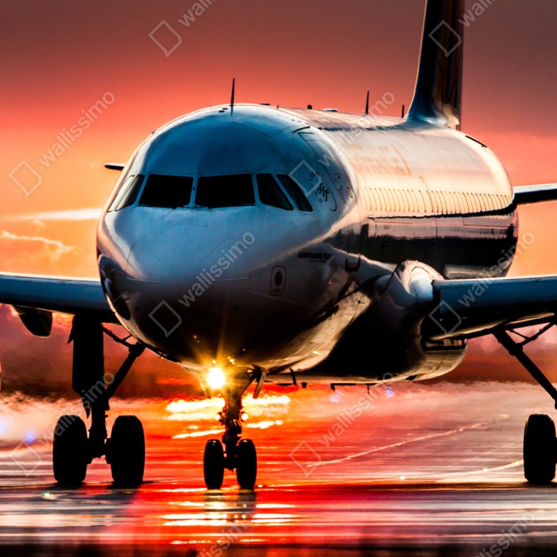 Naklejka repozycjonowalna odrzutowiec przy zachodzie słońca na pasie startowym – Wallissimo® Naklejka repozycjonowalna odrzutowiec przy zachodzie słońca na pasie startowym – Wallissimo®