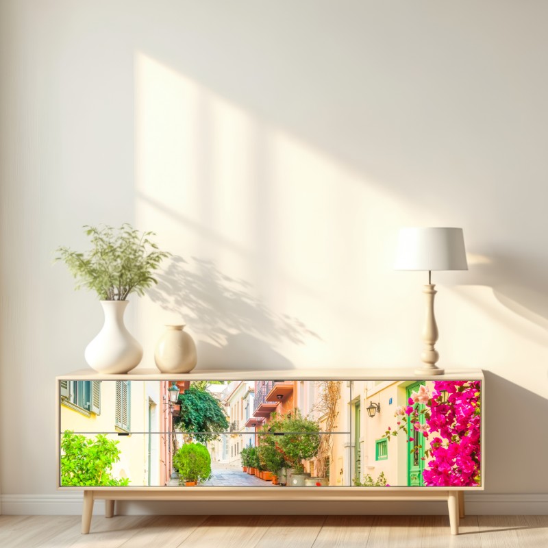 Naklejka repozycjonowalna słoneczna grecka uliczka z bougainvilleą – Wallissimo® Naklejka repozycjonowalna słoneczna grecka uliczka z bougainvilleą – Wallissimo®