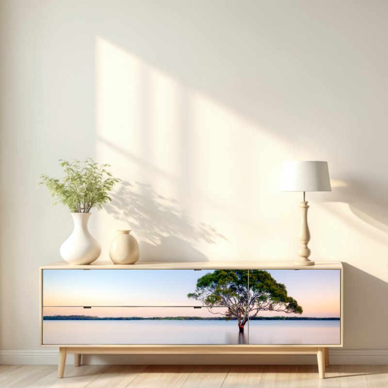 Naklejka repozycjonowalna samotne drzewo nad spokojnym jeziorem – Wallissimo® Naklejka repozycjonowalna samotne drzewo nad spokojnym jeziorem – Wallissimo®