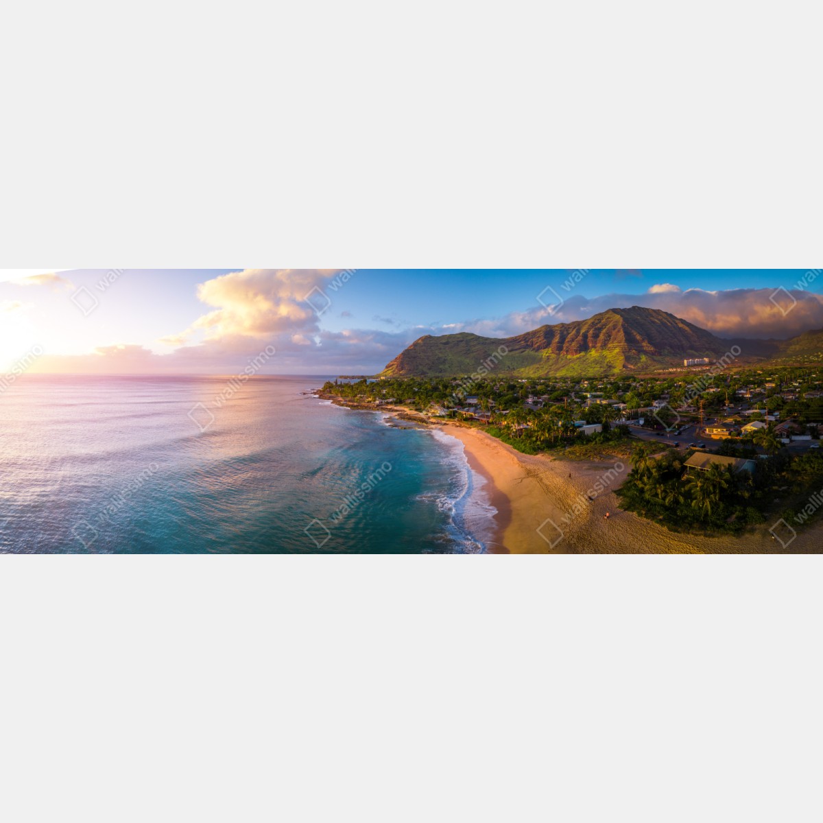 Naklejka repozycjonowalna panorama plaży o zachodzie słońca z górami tropikalnymi – Wallissimo® Naklejka repozycjonowalna panorama plaży o zachodzie słońca z górami tropikalnymi – Wallissimo®