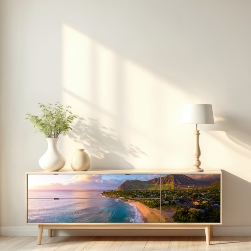 Naklejka repozycjonowalna panorama plaży o zachodzie słońca z górami tropikalnymi – Wallissimo® Naklejka repozycjonowalna panorama plaży o zachodzie słońca z górami tropikalnymi – Wallissimo®