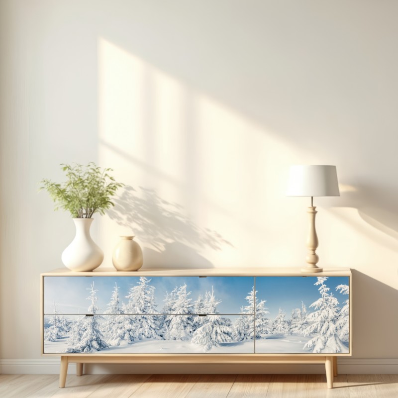 Naklejka repozycjonowalna panorama zimowego lasu pokrytego śniegiem – Wallissimo® Naklejka repozycjonowalna panorama zimowego lasu pokrytego śniegiem – Wallissimo®
