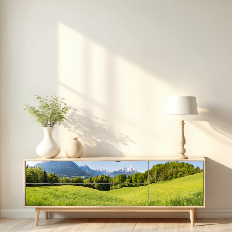 Naklejka repozycjonowalna spokojna alpejska łąka w panoramie – Wallissimo® Naklejka repozycjonowalna spokojna alpejska łąka w panoramie – Wallissimo®