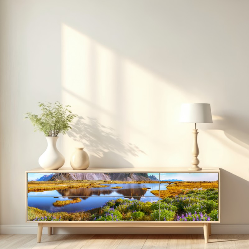 Naklejka repozycjonowalna żywe łubinowe łąki przy Vestrahorn, Islandia – Wallissimo® Naklejka repozycjonowalna żywe łubinowe łąki przy Vestrahorn, Islandia – Wallissimo®