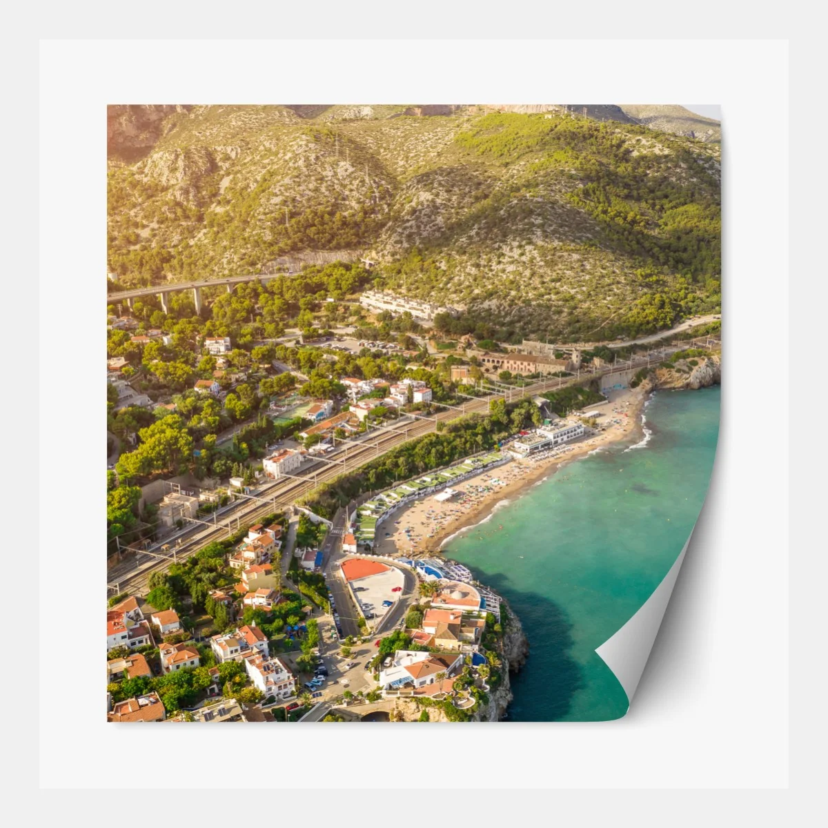 Naklejka repozycjonowalna turkusowy nadmorski pejzaż z lotu ptaka – Wallissimo® Naklejka repozycjonowalna turkusowy nadmorski pejzaż z lotu ptaka – Wallissimo®