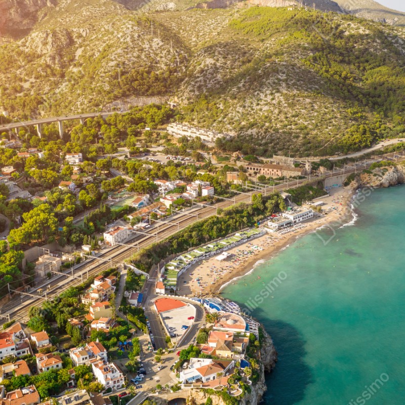 Naklejka repozycjonowalna turkusowy nadmorski pejzaż z lotu ptaka – Wallissimo® Naklejka repozycjonowalna turkusowy nadmorski pejzaż z lotu ptaka – Wallissimo®