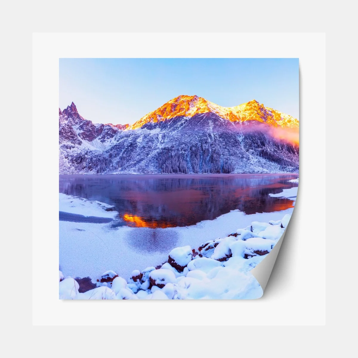 Naklejka repozycjonowalna góry skąpane w świetle wschodu nad zamarzniętym jeziorem – Wallissimo® Naklejka repozycjonowalna góry skąpane w świetle wschodu nad zamarzniętym jeziorem – Wallissimo®