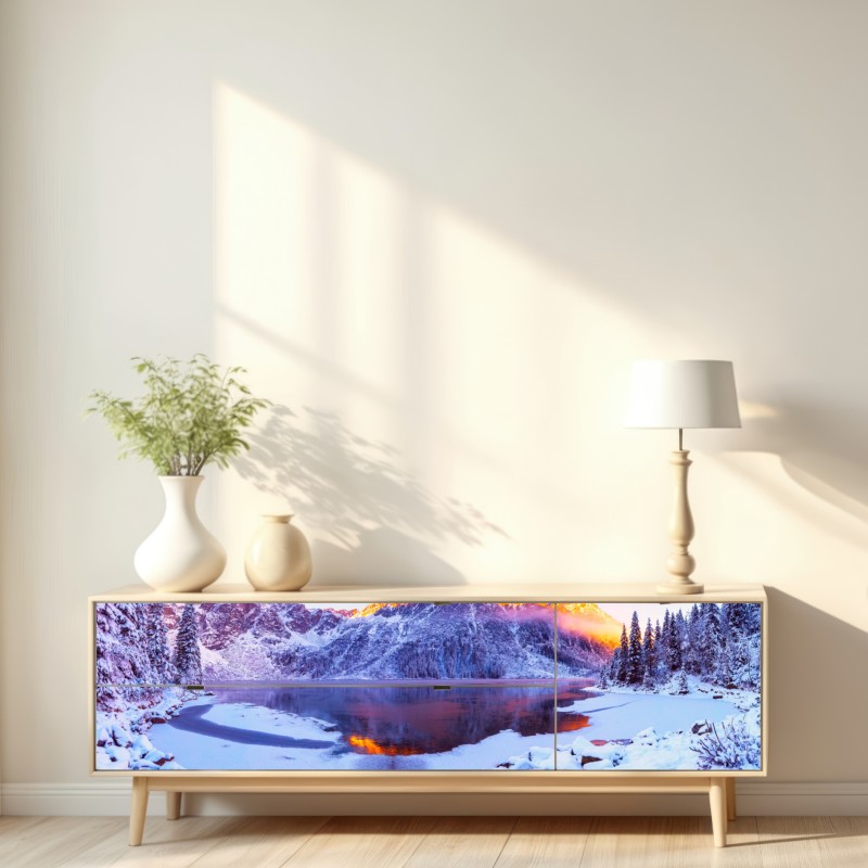 Naklejka repozycjonowalna góry skąpane w świetle wschodu nad zamarzniętym jeziorem – Wallissimo® Naklejka repozycjonowalna góry skąpane w świetle wschodu nad zamarzniętym jeziorem – Wallissimo®