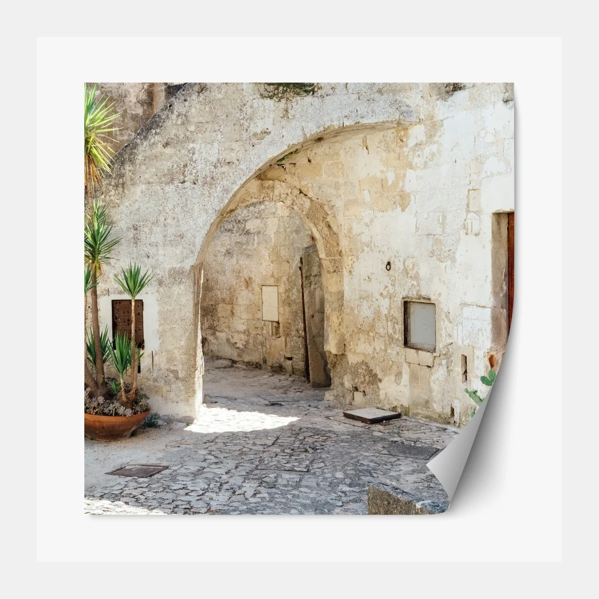 Naklejka repozycjonowalna śródziemnomorski kamienny dziedziniec z łukiem – Wallissimo® Naklejka repozycjonowalna śródziemnomorski kamienny dziedziniec z łukiem – Wallissimo®