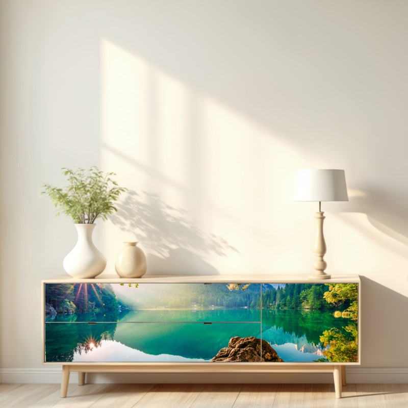 Naklejka repozycjonowalna poranek nad jeziorem Fusine z Mangartem – Wallissimo® Naklejka repozycjonowalna poranek nad jeziorem Fusine z Mangartem – Wallissimo®