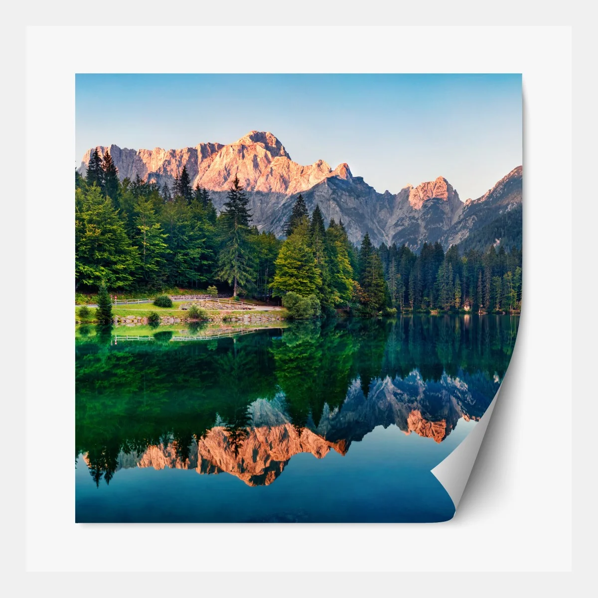 Naklejka repozycjonowalna spokojny poranek nad jeziorem Fusine, Alpy Julijskie – Wallissimo® Naklejka repozycjonowalna spokojny poranek nad jeziorem Fusine, Alpy Julijskie – Wallissimo®