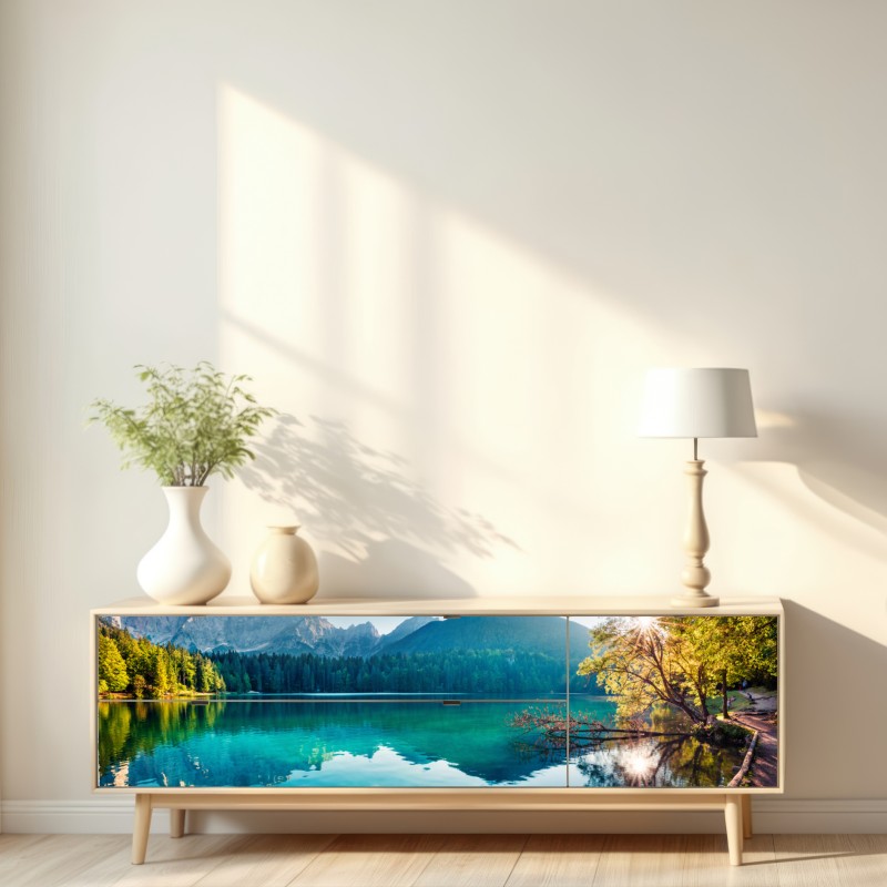 Naklejka repozycjonowalna słoneczne jezioro Fusine, Alpy Julijskie – Wallissimo® Naklejka repozycjonowalna słoneczne jezioro Fusine, Alpy Julijskie – Wallissimo®