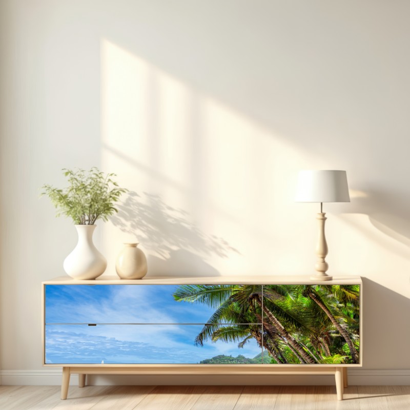 Naklejka repozycjonowalna tropikalna plaża z palmami i żaglówką – Wallissimo® Naklejka repozycjonowalna tropikalna plaża z palmami i żaglówką – Wallissimo®