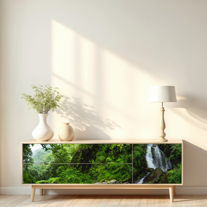 Naklejka repozycjonowalna bujny zielony wodospad w lesie – Wallissimo® Naklejka repozycjonowalna bujny zielony wodospad w lesie – Wallissimo®