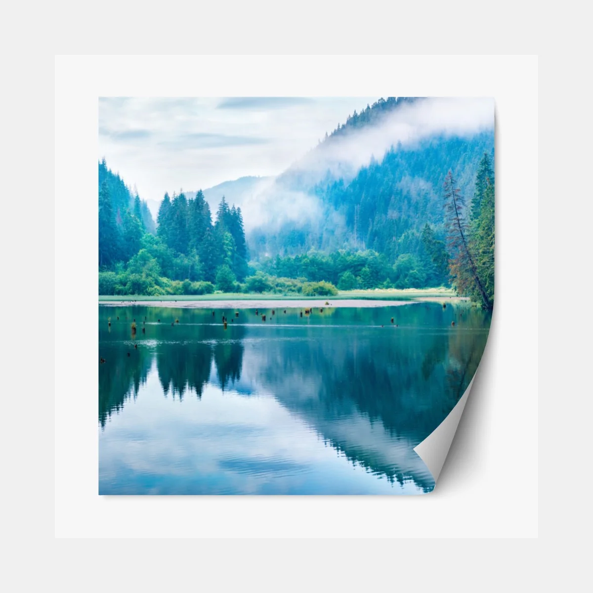 Naklejka repozycjonowalna mglisty poranek nad jeziorem Lacu Rosu, Rumunia – Wallissimo® Naklejka repozycjonowalna mglisty poranek nad jeziorem Lacu Rosu, Rumunia – Wallissimo®