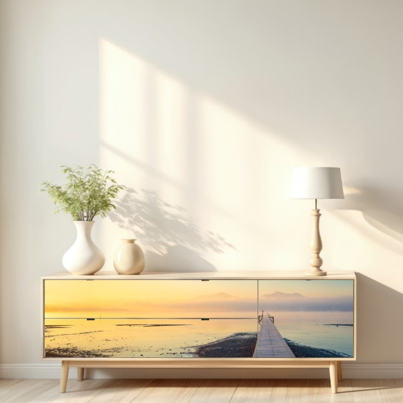 Naklejka repozycjonowalna mglisty wschód nad drewnianym molo – Wallissimo® Naklejka repozycjonowalna mglisty wschód nad drewnianym molo – Wallissimo®