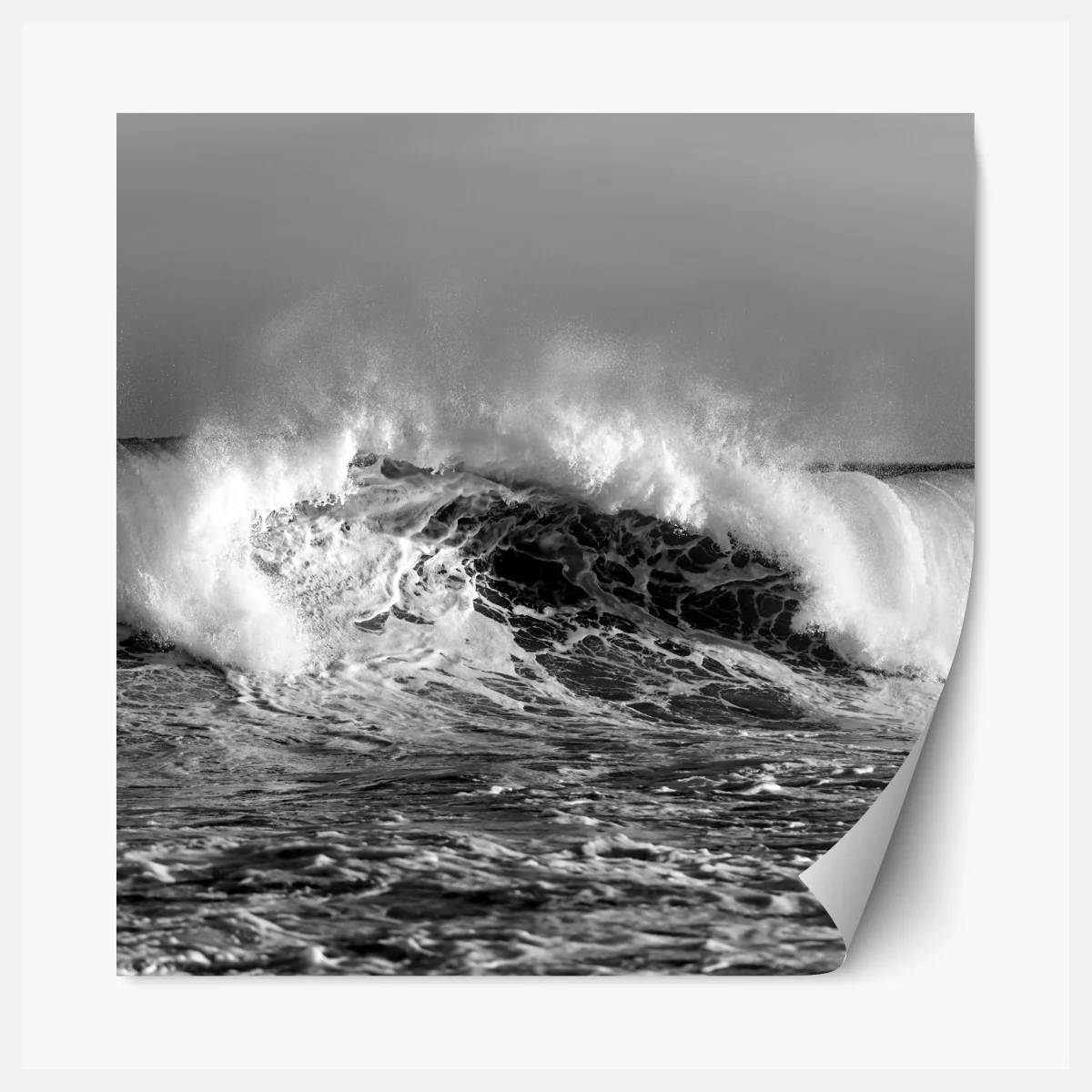 Naklejka repozycjonowalna dramatyczna czarno-biała fala oceanu – Wallissimo® Naklejka repozycjonowalna dramatyczna czarno-biała fala oceanu – Wallissimo®