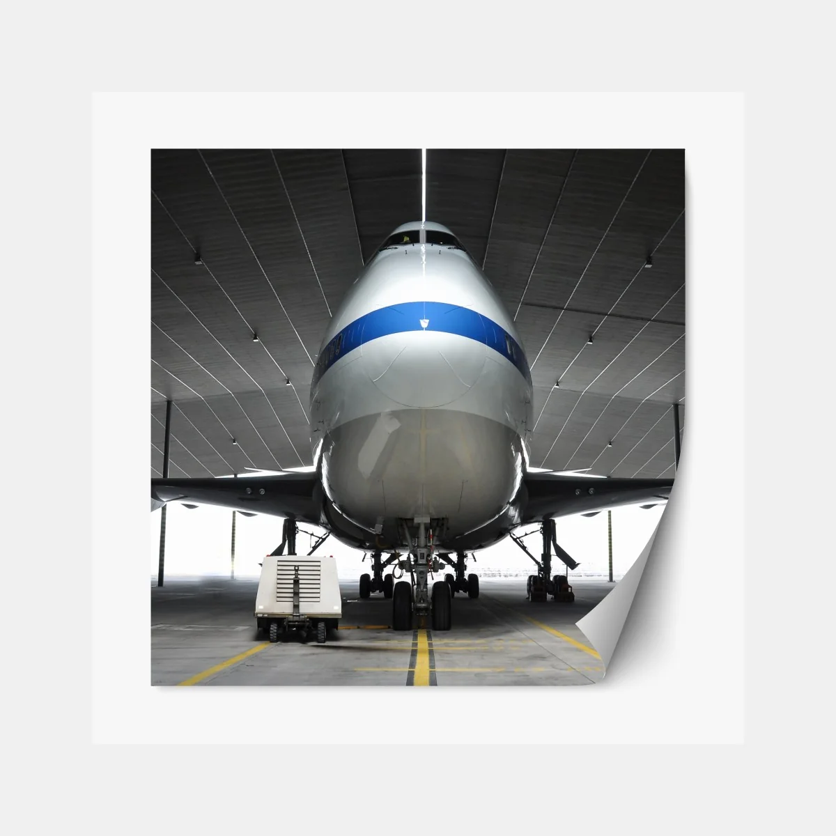 Naklejka repozycjonowalna samolot towarowy w hangarze - widok z przodu – Wallissimo® Naklejka repozycjonowalna samolot towarowy w hangarze - widok z przodu – Wallissimo®