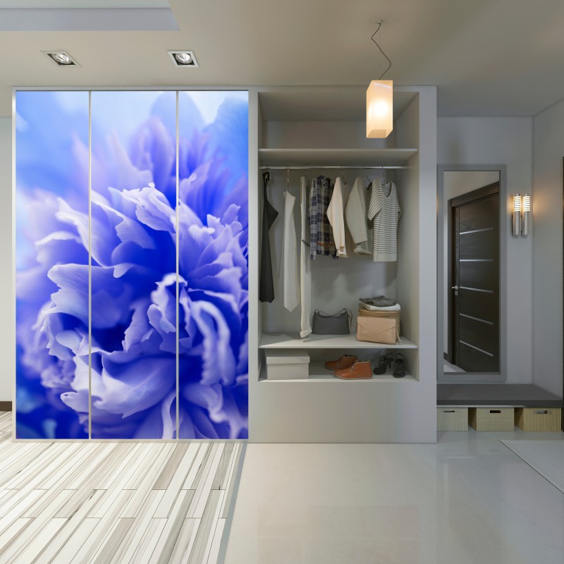 Naklejka na szafę delikatny niebieski abstrakcyjny kwiat zbliżenie – Wallissimo® Naklejka na szafę delikatny niebieski abstrakcyjny kwiat zbliżenie – Wallissimo®