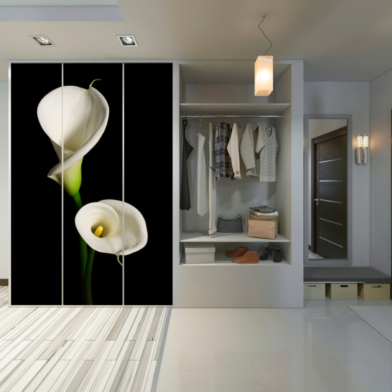 Naklejka na szafę białe kalie na czarnym tle – Wallissimo® Naklejka na szafę białe kalie na czarnym tle – Wallissimo®