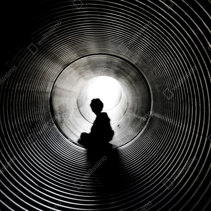 Naklejka na szafę sylwetka w spiralnym tunelu – Wallissimo® Naklejka na szafę sylwetka w spiralnym tunelu – Wallissimo®