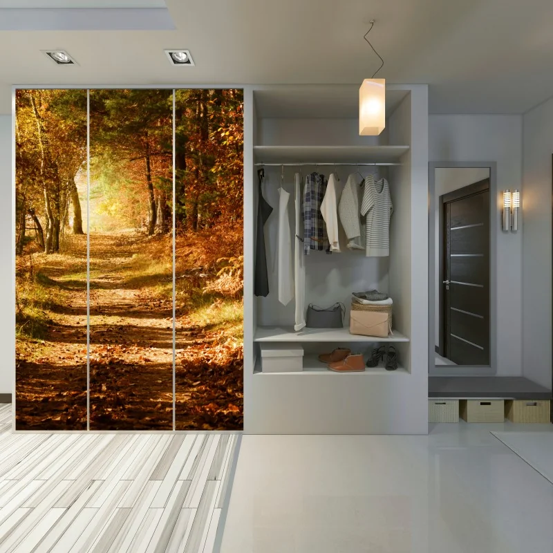 Naklejka na szafę jesienna leśna ścieżka ze złotym światłem – Wallissimo® Naklejka na szafę jesienna leśna ścieżka ze złotym światłem – Wallissimo®