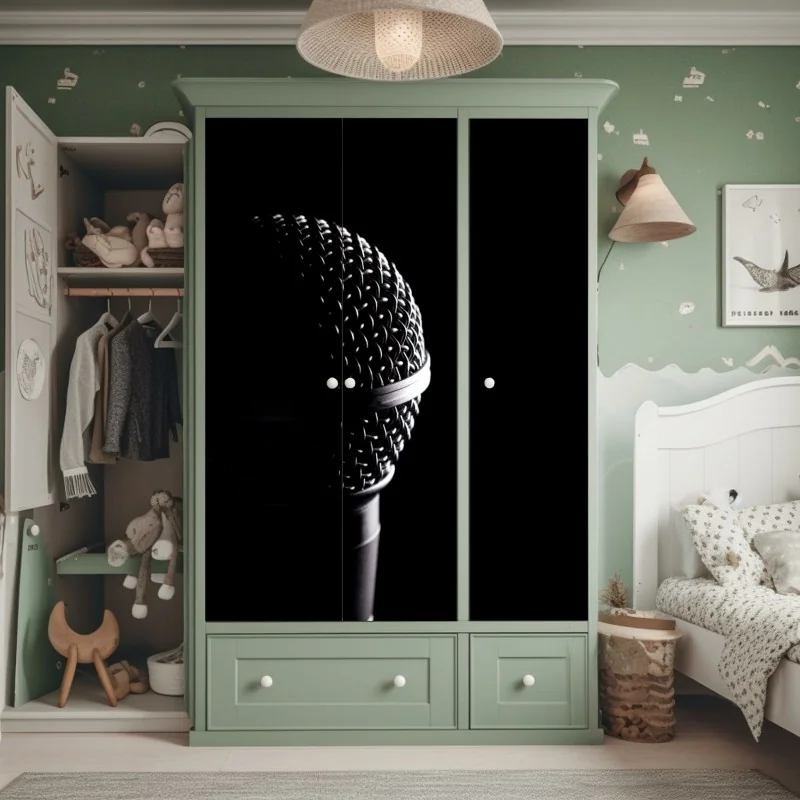 Naklejka na szafę dramatyczne zbliżenie mikrofonu – Wallissimo® Naklejka na szafę dramatyczne zbliżenie mikrofonu – Wallissimo®