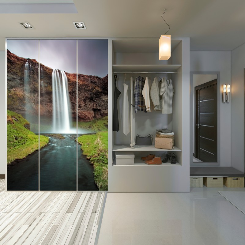 Naklejka na szafę mglisty wodospad w bujnej dolinie – Wallissimo® Naklejka na szafę mglisty wodospad w bujnej dolinie – Wallissimo®