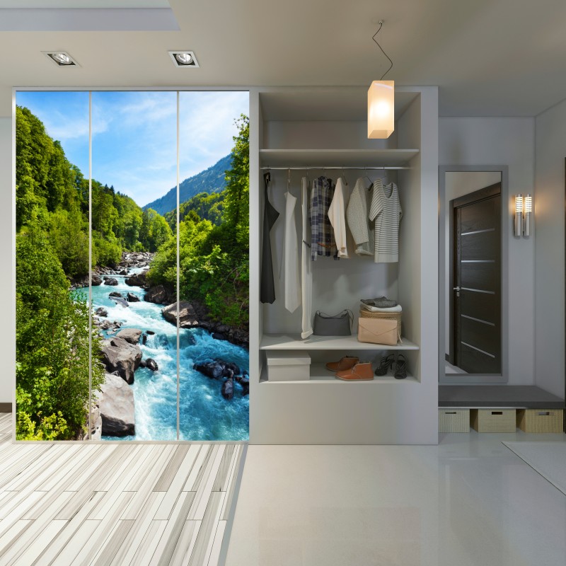 Naklejka na szafę górska rzeka w bujnej zieleni – Wallissimo® Naklejka na szafę górska rzeka w bujnej zieleni – Wallissimo®