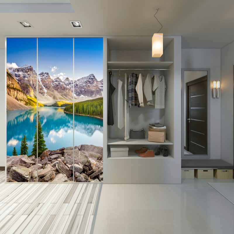 Naklejka na szafę słoneczne jezioro Moraine i górski widok – Wallissimo® Naklejka na szafę słoneczne jezioro Moraine i górski widok – Wallissimo®