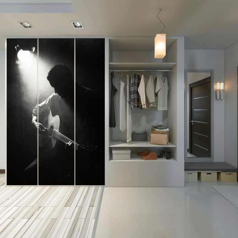Naklejka na szafę sylwetka gitarzysty w świetle reflektora – Wallissimo® Naklejka na szafę sylwetka gitarzysty w świetle reflektora – Wallissimo®