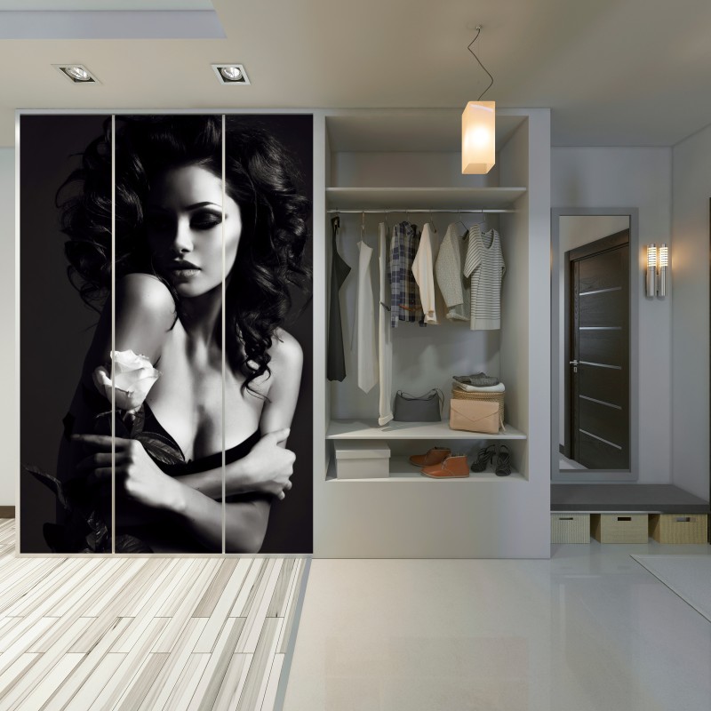 Naklejka na szafę zmysłowy czarno-biały portret z różą – Wallissimo® Naklejka na szafę zmysłowy czarno-biały portret z różą – Wallissimo®