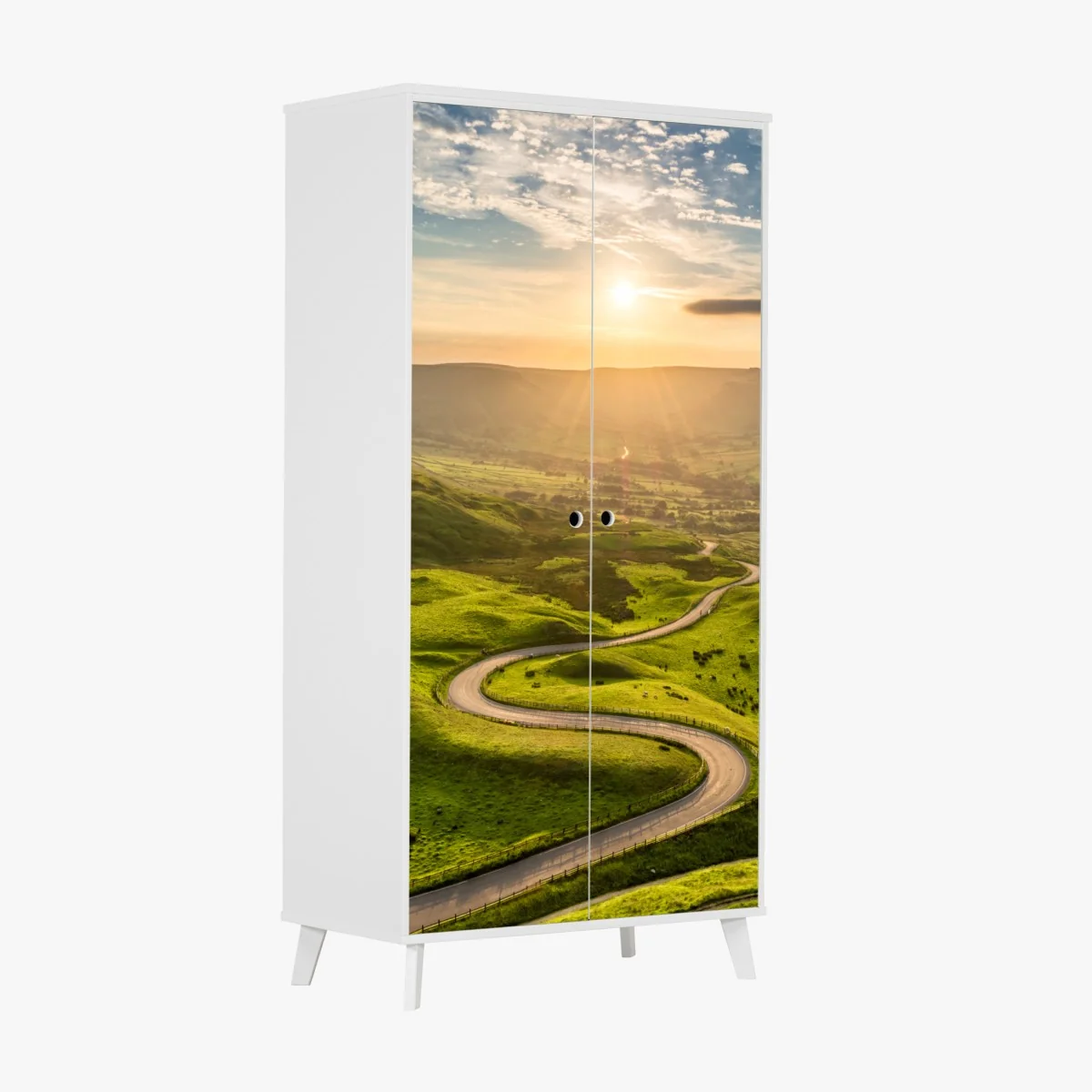 Naklejka na szafę złoty zachód słońca nad krętą wiejską drogą – Wallissimo® Naklejka na szafę złoty zachód słońca nad krętą wiejską drogą – Wallissimo®