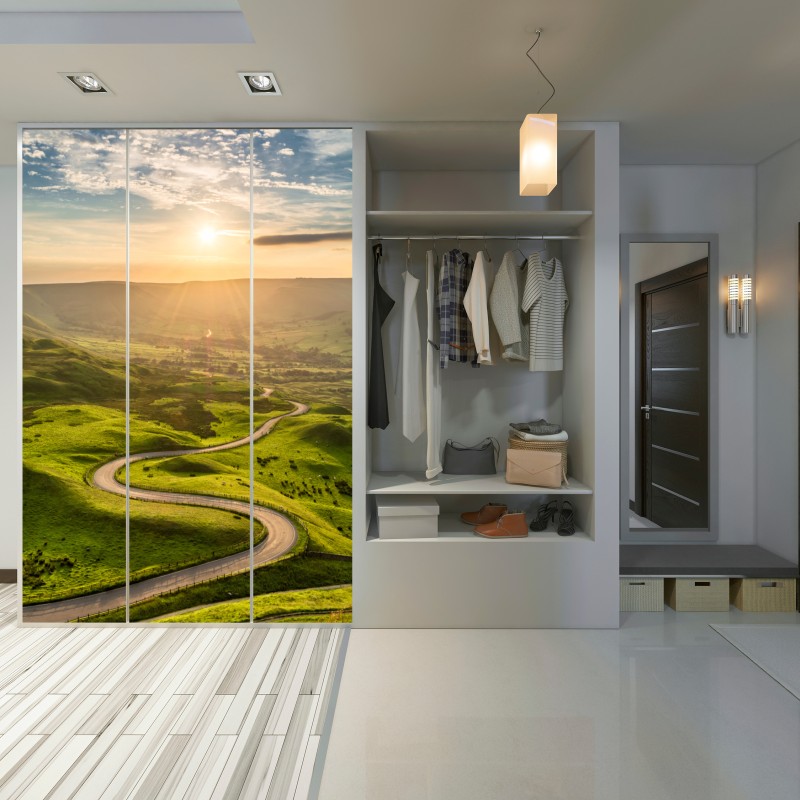 Naklejka na szafę złoty zachód słońca nad krętą wiejską drogą – Wallissimo® Naklejka na szafę złoty zachód słońca nad krętą wiejską drogą – Wallissimo®