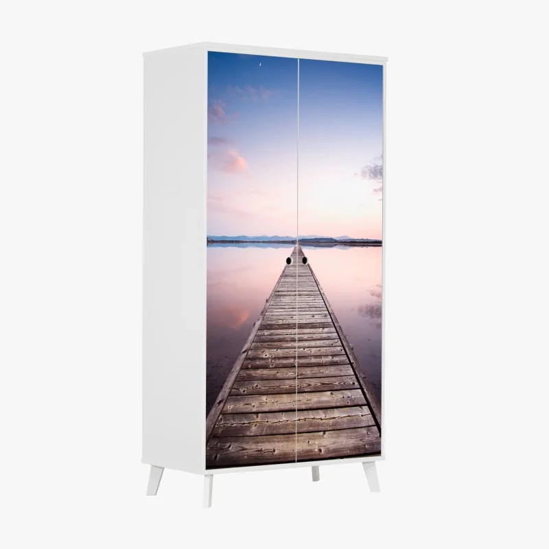 Naklejka na szafę pomost prowadzący w stronę horyzontu o zachodzie słońca