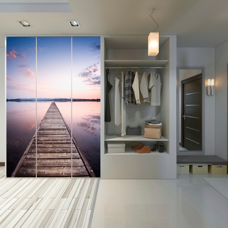 Naklejka na szafę pomost prowadzący w stronę horyzontu o zachodzie słońca – Wallissimo® Naklejka na szafę pomost prowadzący w stronę horyzontu o zachodzie słońca – Wallissimo®