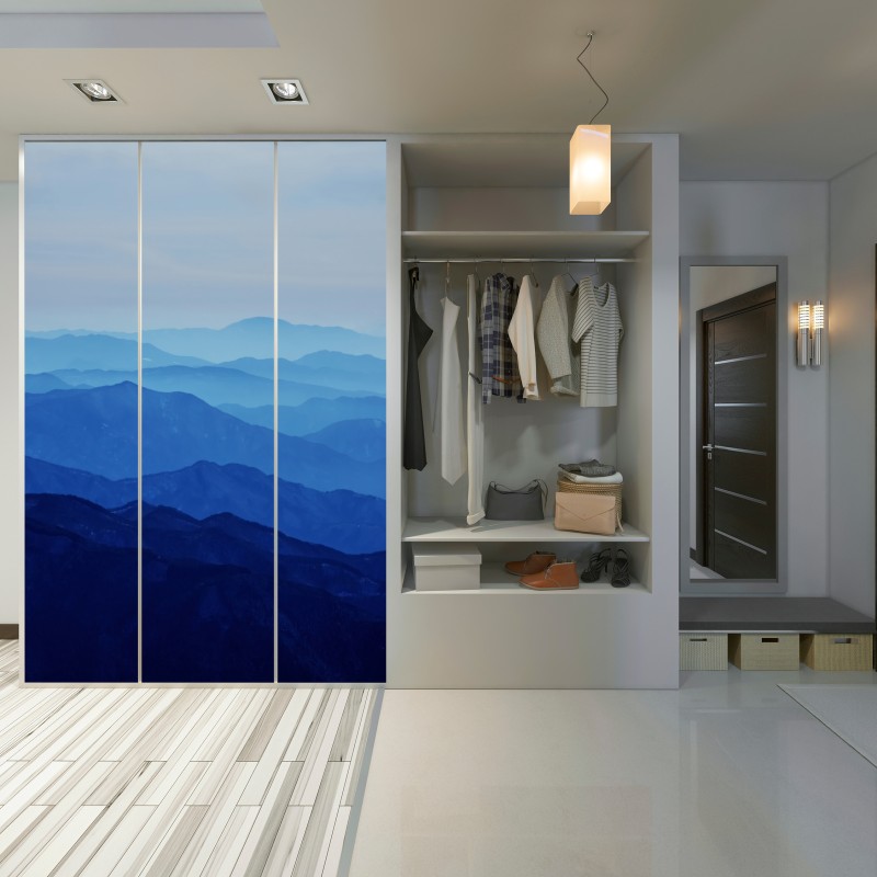 Naklejka na szafę mglista niebieska panorama gór – Wallissimo® Naklejka na szafę mglista niebieska panorama gór – Wallissimo®