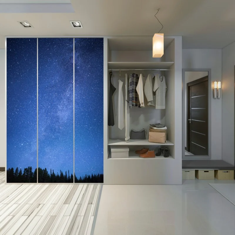 Naklejka na szafę gwiaździsta Droga Mleczna nad lasem – Wallissimo® Naklejka na szafę gwiaździsta Droga Mleczna nad lasem – Wallissimo®
