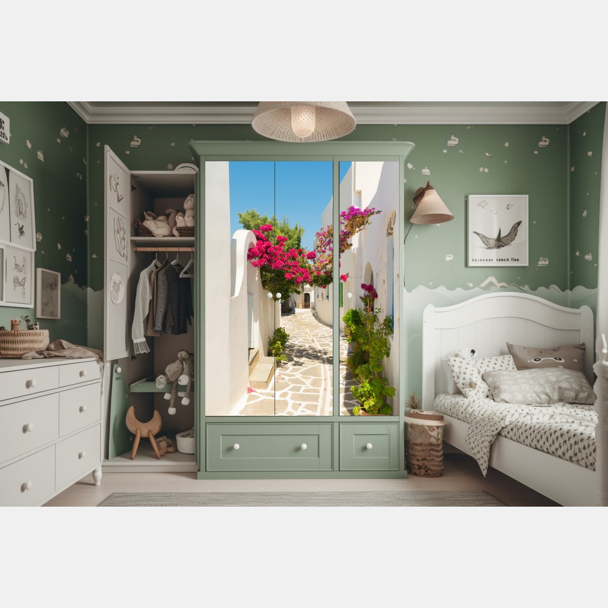 Naklejka na szafę słoneczna śródziemnomorska uliczka z bugenwillą – Wallissimo® Naklejka na szafę słoneczna śródziemnomorska uliczka z bugenwillą – Wallissimo®