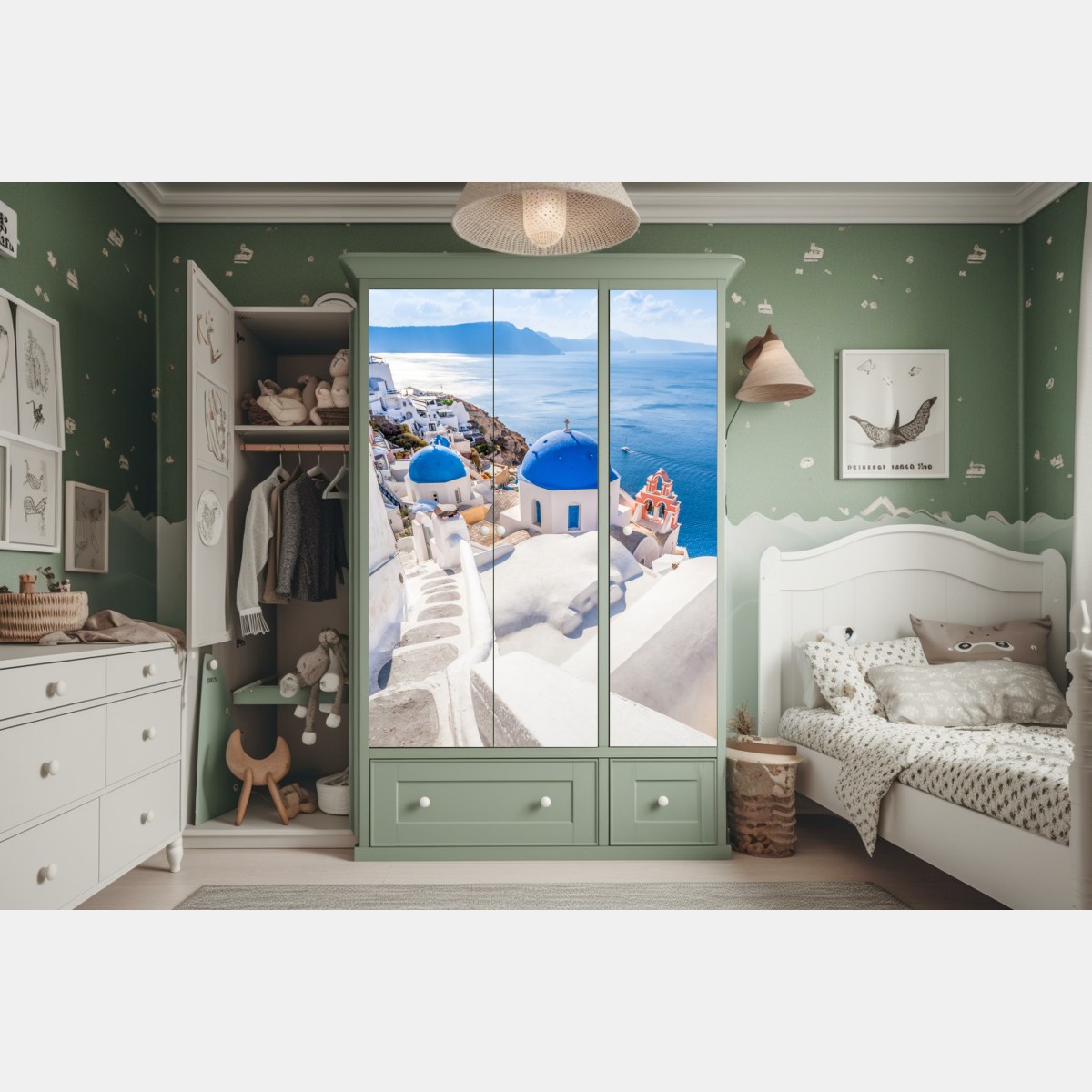 Naklejka na szafę słoneczne Santorini niebieskie kopuły i widok na morze – Wallissimo® Naklejka na szafę słoneczne Santorini niebieskie kopuły i widok na morze – Wallissimo®