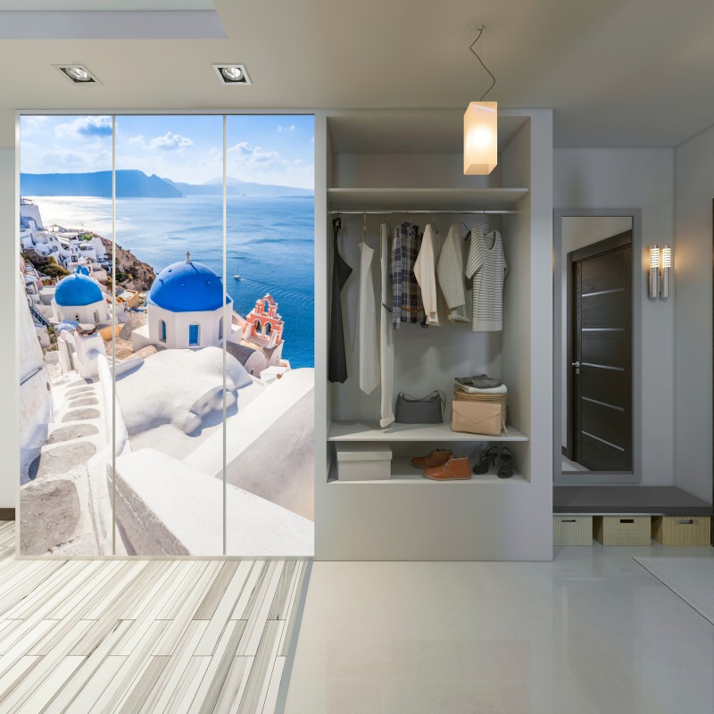 Naklejka na szafę słoneczne Santorini niebieskie kopuły i widok na morze – Wallissimo® Naklejka na szafę słoneczne Santorini niebieskie kopuły i widok na morze – Wallissimo®