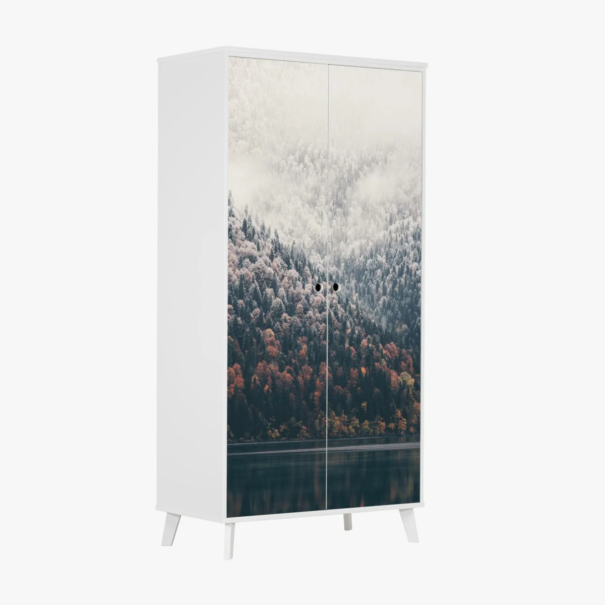 Naklejka na szafę jesienna mgła nad górskim lasem – Wallissimo® Naklejka na szafę jesienna mgła nad górskim lasem – Wallissimo®