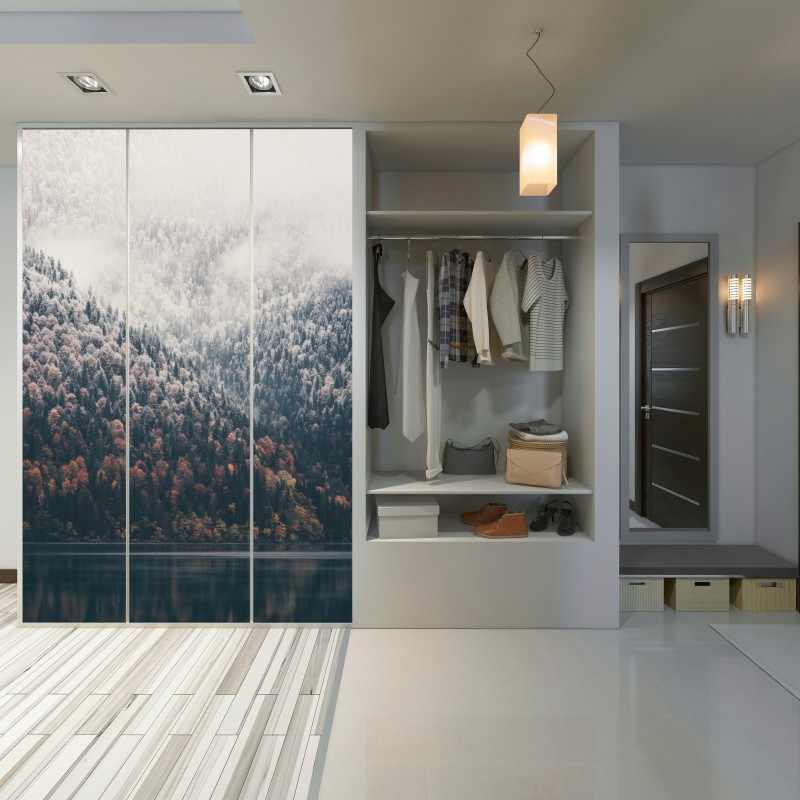 Naklejka na szafę jesienna mgła nad górskim lasem – Wallissimo® Naklejka na szafę jesienna mgła nad górskim lasem – Wallissimo®