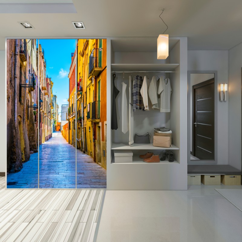 Naklejka na szafę słoneczna Śródziemnomorska uliczka z kolorowymi fasadami – Wallissimo® Naklejka na szafę słoneczna Śródziemnomorska uliczka z kolorowymi fasadami – Wallissimo®