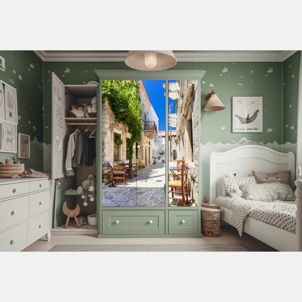 Naklejka na szafę słoneczna śródziemnomorska uliczka z krzesłami kawiarnianymi – Wallissimo® Naklejka na szafę słoneczna śródziemnomorska uliczka z krzesłami kawiarnianymi – Wallissimo®