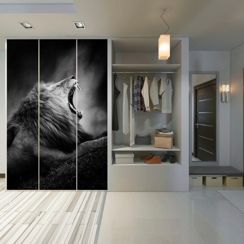 Naklejka na szafę majestatyczny ryczący lew w monochromie – Wallissimo® Naklejka na szafę majestatyczny ryczący lew w monochromie – Wallissimo®