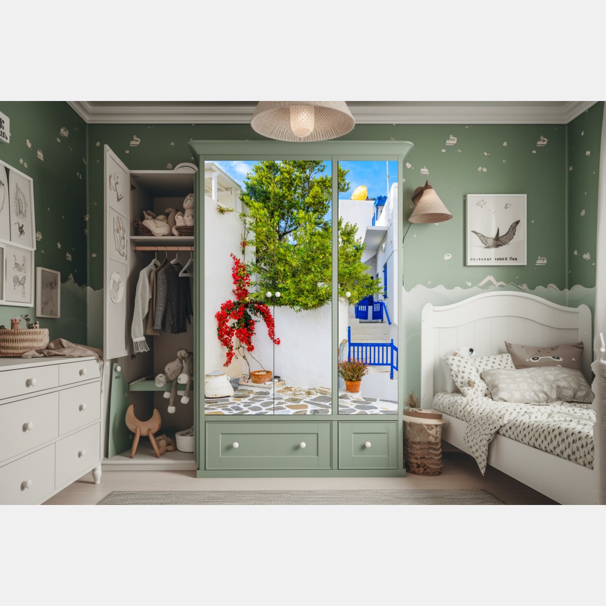 Naklejka na szafę słoneczny dziedziniec śródziemnomorski z bugenwillą – Wallissimo® Naklejka na szafę słoneczny dziedziniec śródziemnomorski z bugenwillą – Wallissimo®