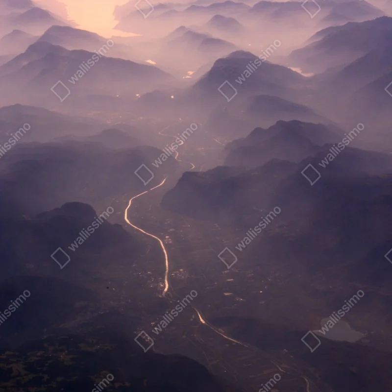 Naklejka na szafę mglista pastelowa dolina górska – Wallissimo® Naklejka na szafę mglista pastelowa dolina górska – Wallissimo®